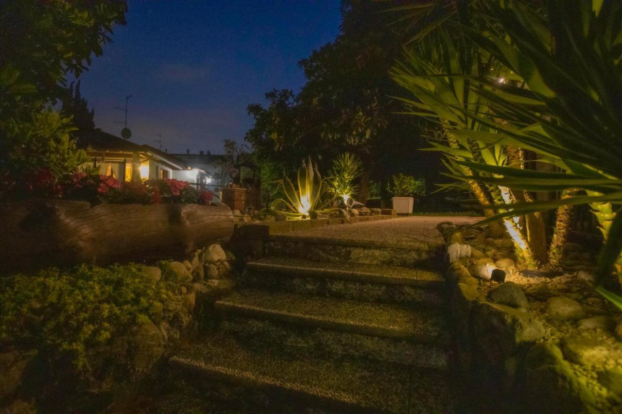 B&B Villa Mirella Casnate Con Bernate Exteriör bild