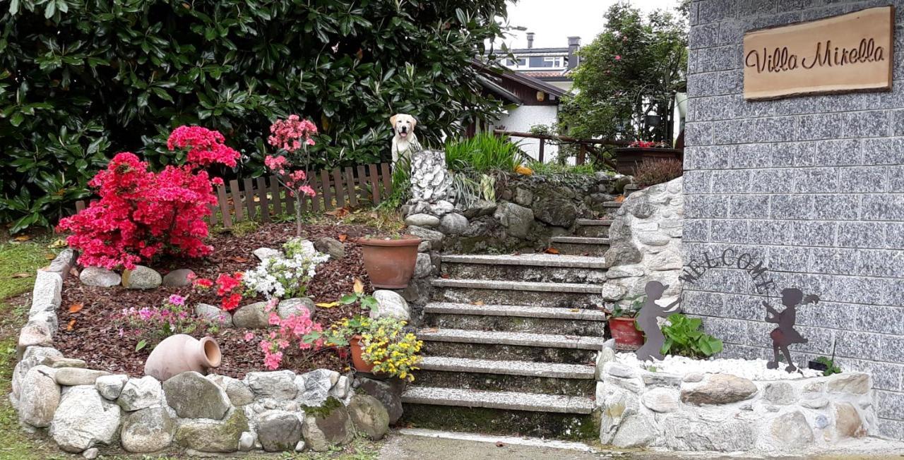B&B Villa Mirella Casnate Con Bernate Exteriör bild